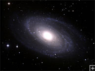 Une galaxie vue en lumière optique et ultra-violet. Crédit : Hubble & Spitzer space telescopes – NASA