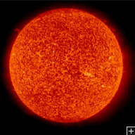 Le soleil en mai 2008, une étoile très moyenne en taille et très isolée. Crédit : NASA & ESA